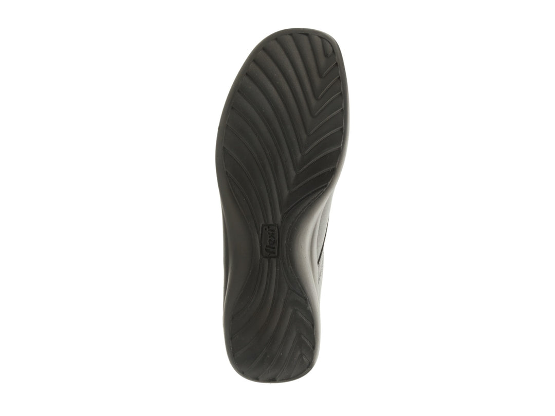 Zapato plano de cuero color negro con cordones para mujer.