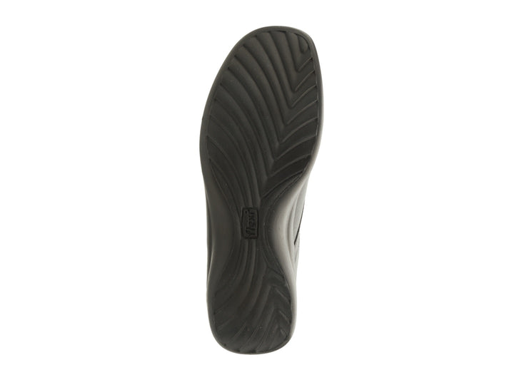 Zapato plano de cuero color negro con cordones para mujer.