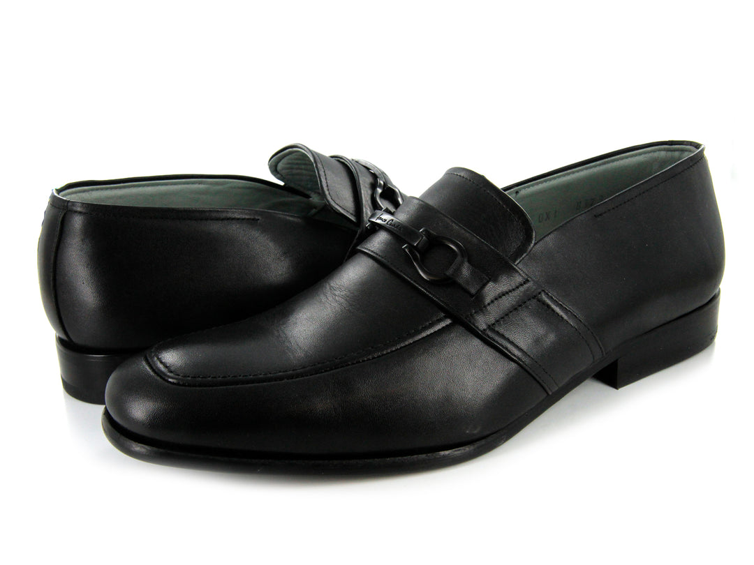 Par de zapatos mocasines de cuero color negro con detalle decorativo en el empeine.