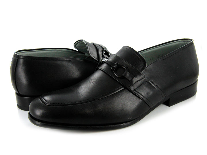 Par de zapatos mocasines de cuero color negro con detalle decorativo en el empeine.