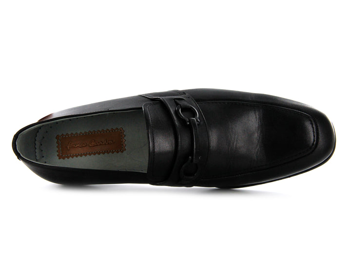 Par de zapatos mocasines de cuero color negro con detalle decorativo en el empeine.