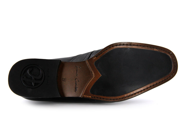Par de zapatos mocasines de cuero color negro con detalle decorativo en el empeine.