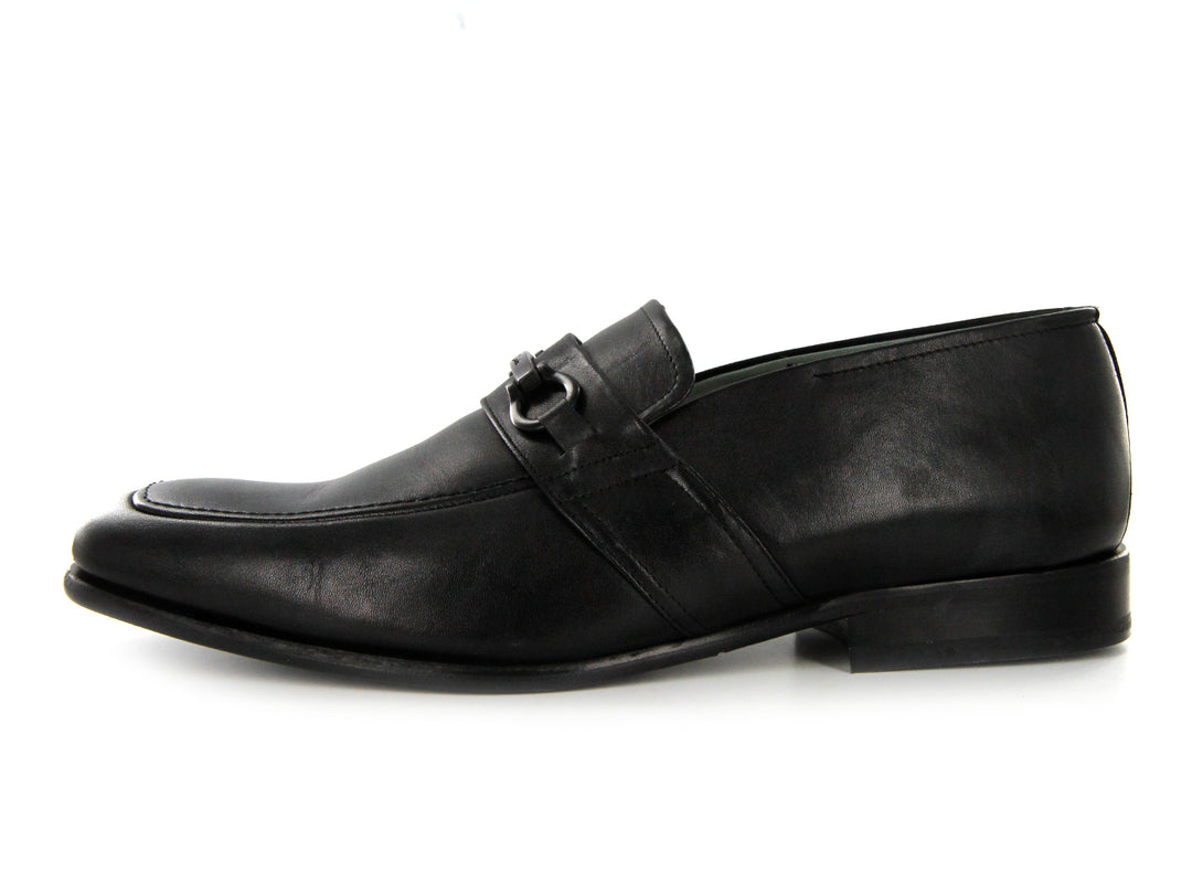 Par de zapatos mocasines de cuero color negro con detalle decorativo en el empeine.
