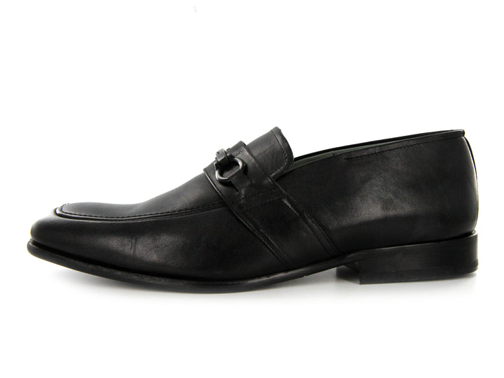 Par de zapatos mocasines de cuero color negro con detalle decorativo en el empeine.