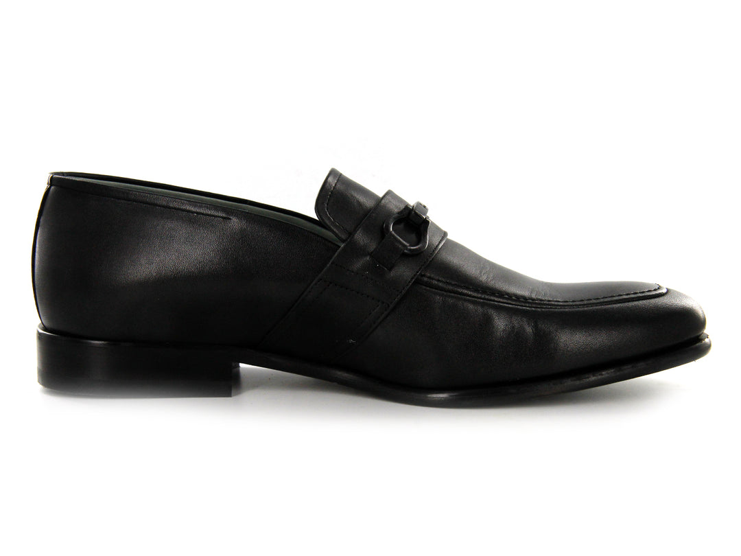 Par de zapatos mocasines de cuero color negro con detalle decorativo en el empeine.