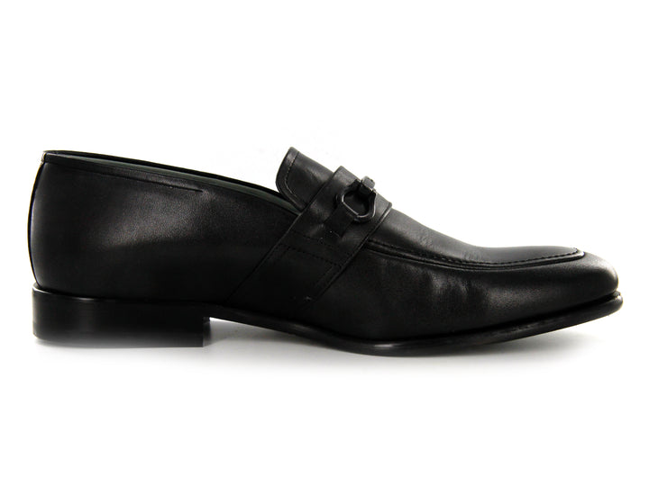 Par de zapatos mocasines de cuero color negro con detalle decorativo en el empeine.