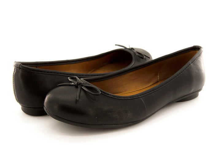 Zapatos ballerina negros para mujer con un pequeño moño decorativo en la punta.