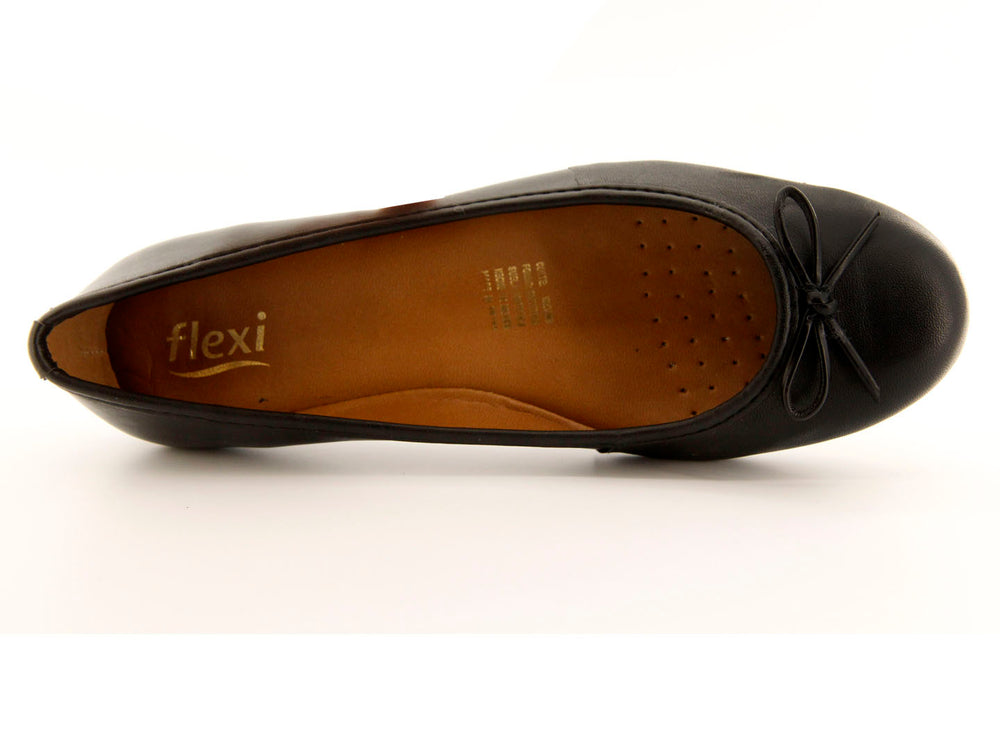 Zapatos ballerina negros para mujer con un pequeño moño decorativo en la punta.