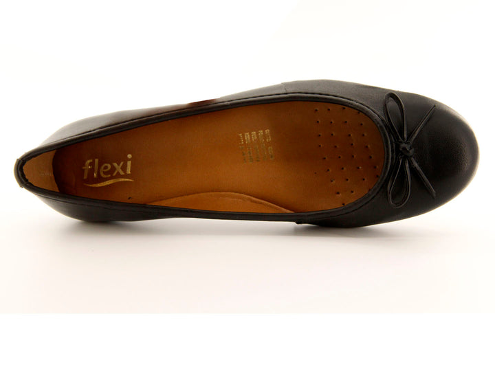 Zapatos ballerina negros para mujer con un pequeño moño decorativo en la punta.