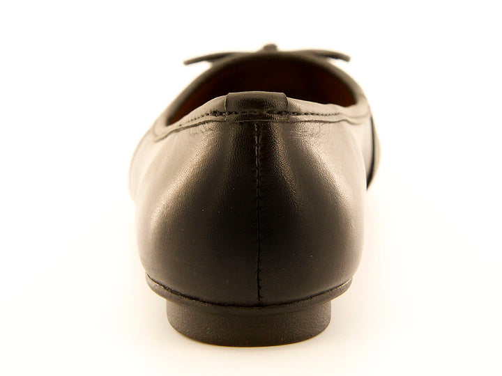 Zapatos ballerina negros para mujer con un pequeño moño decorativo en la punta.