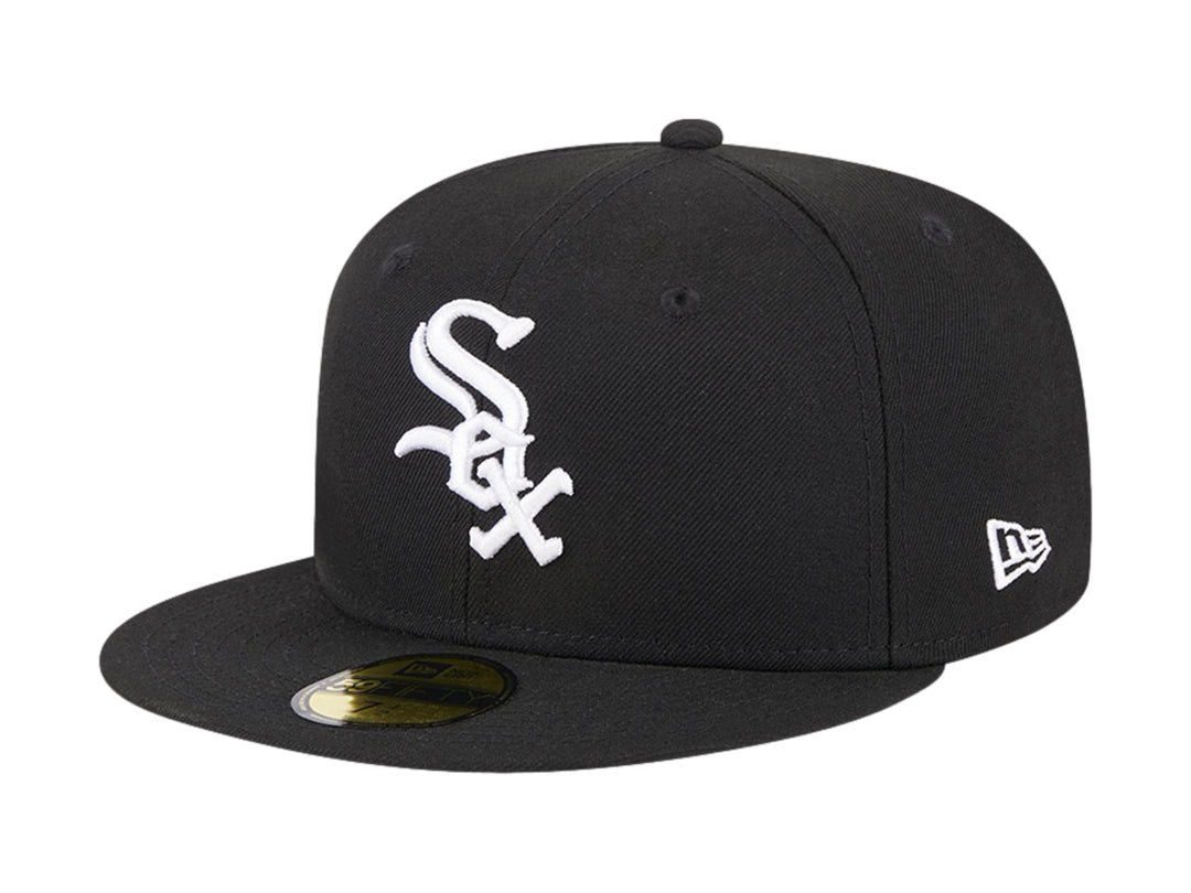 Gorra New Era color negro con logotipo de Chicago White Sox en blanco y visera plana.