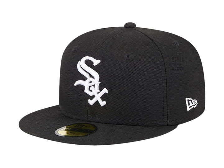 Gorra New Era color negro con logotipo de Chicago White Sox en blanco y visera plana.