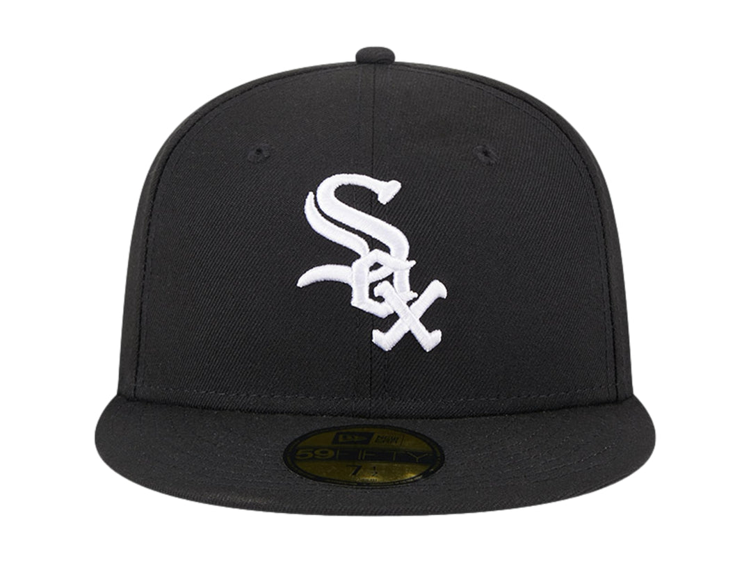 Gorra New Era color negro con logotipo de Chicago White Sox en blanco y visera plana.