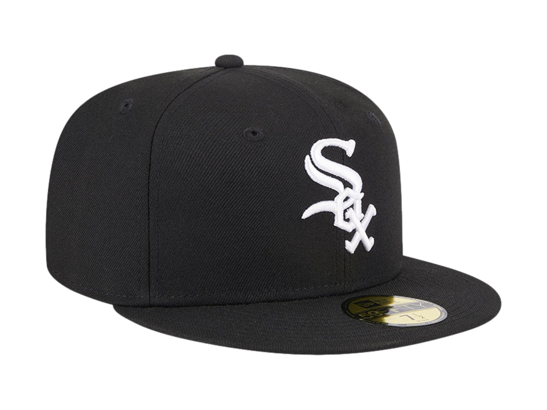 Gorra New Era color negro con logotipo de Chicago White Sox en blanco y visera plana.