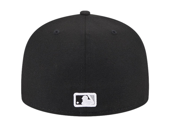 Gorra New Era color negro con logotipo de Chicago White Sox en blanco y visera plana.
