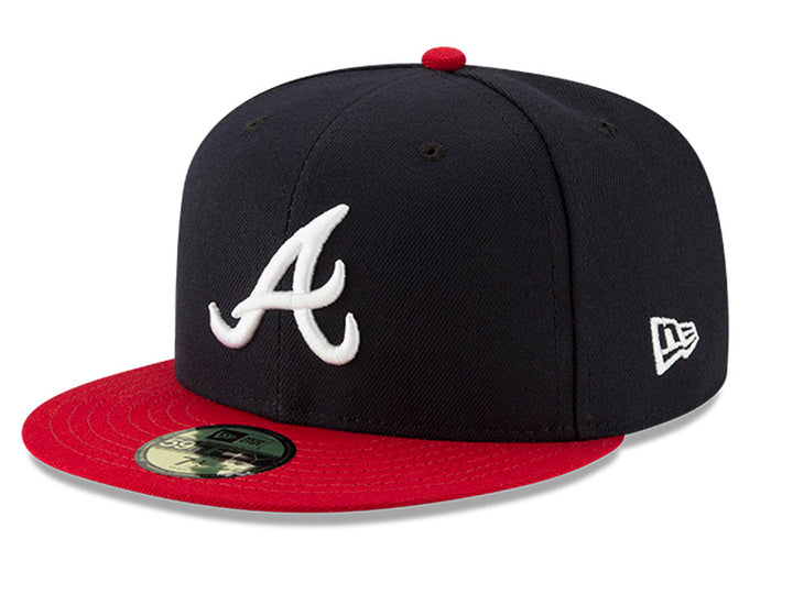 Gorra New Era color obsidian con visera roja y logotipo de Atlanta Braves en blanco.
