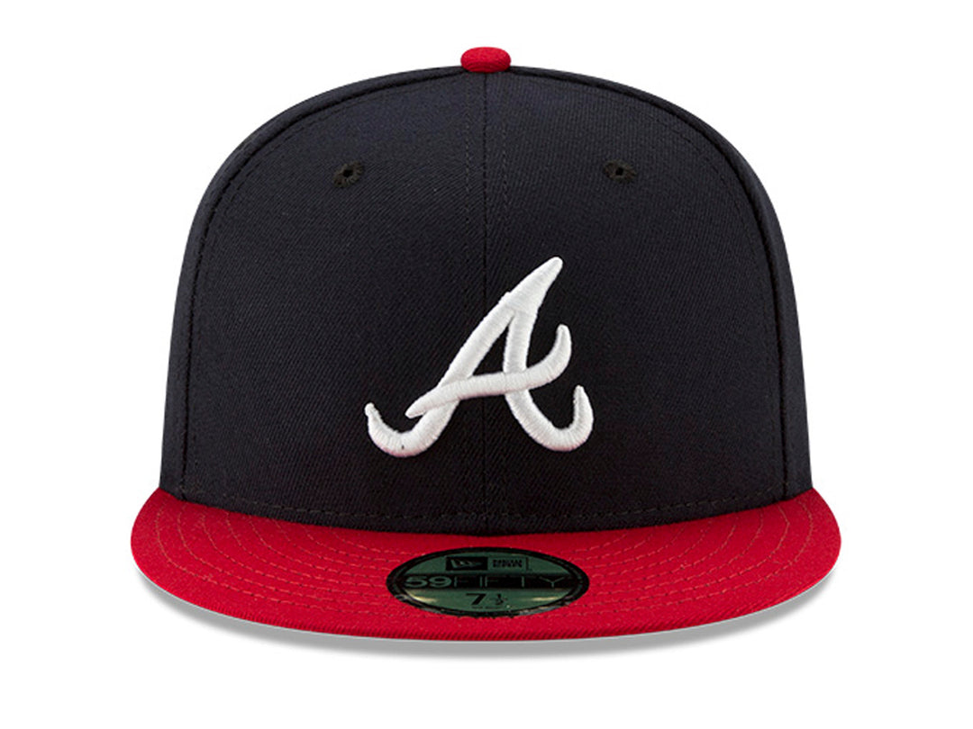 Gorra New Era color obsidian con visera roja y logotipo de Atlanta Braves en blanco.
