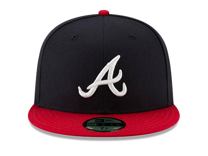 Gorra New Era color obsidian con visera roja y logotipo de Atlanta Braves en blanco.