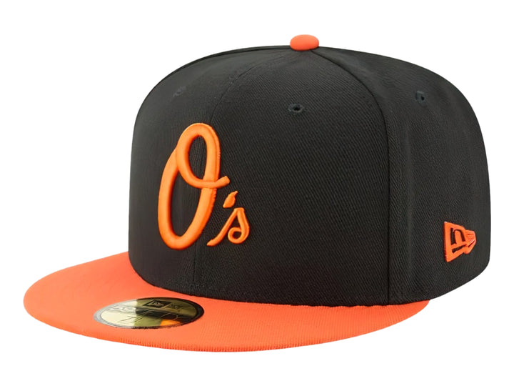 Gorra New Era de color negro con visera y bordado frontal en naranja, estilo béisbol.
