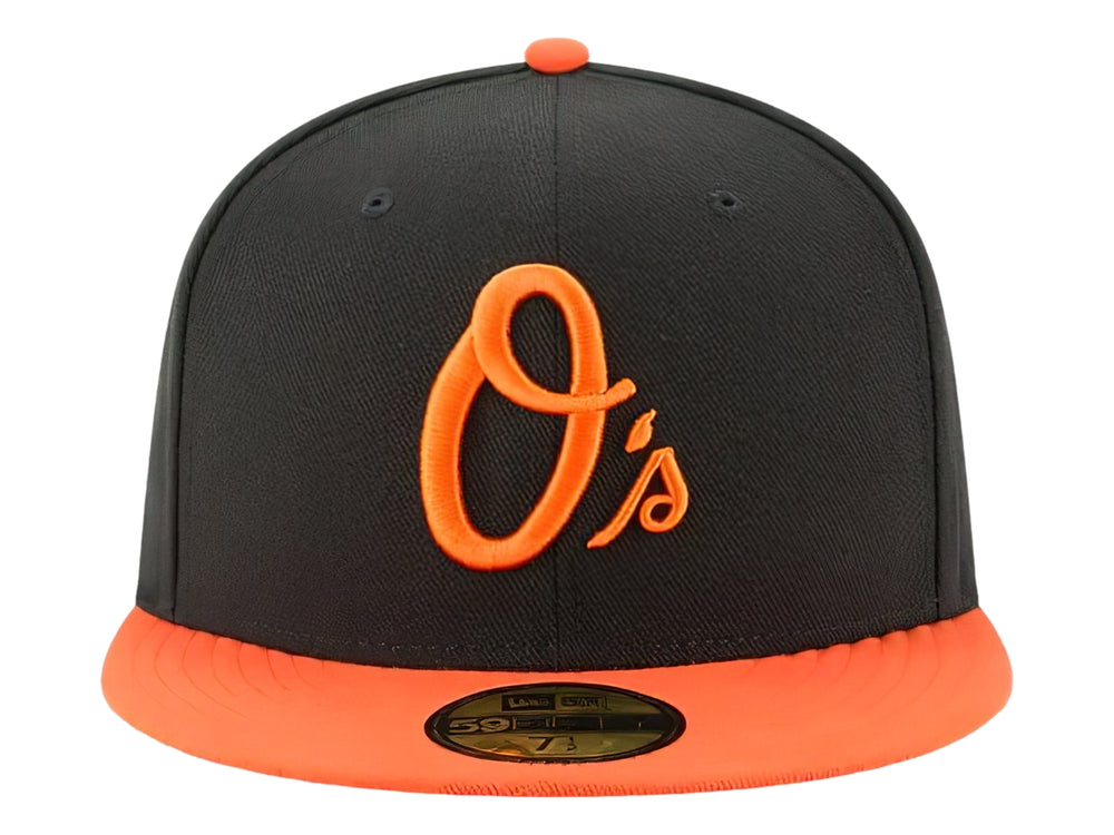 Gorra New Era de color negro con visera y bordado frontal en naranja, estilo béisbol.