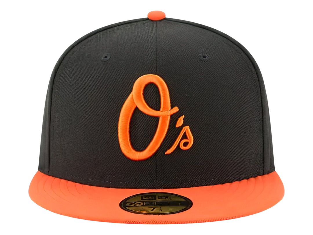 Gorra New Era de color negro con visera y bordado frontal en naranja, estilo béisbol.