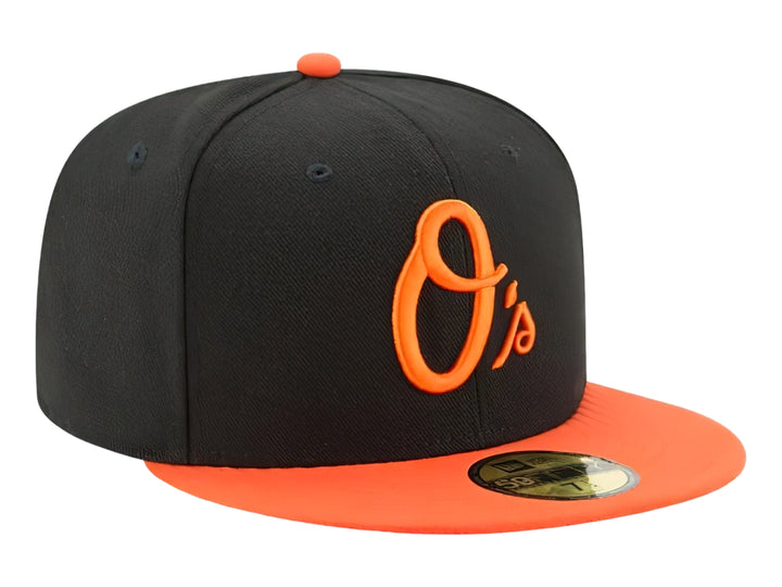 Gorra New Era de color negro con visera y bordado frontal en naranja, estilo béisbol.