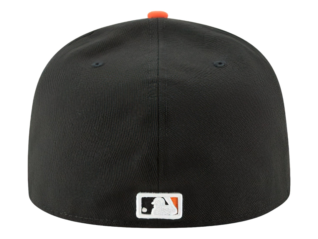 Gorra New Era de color negro con visera y bordado frontal en naranja, estilo béisbol.