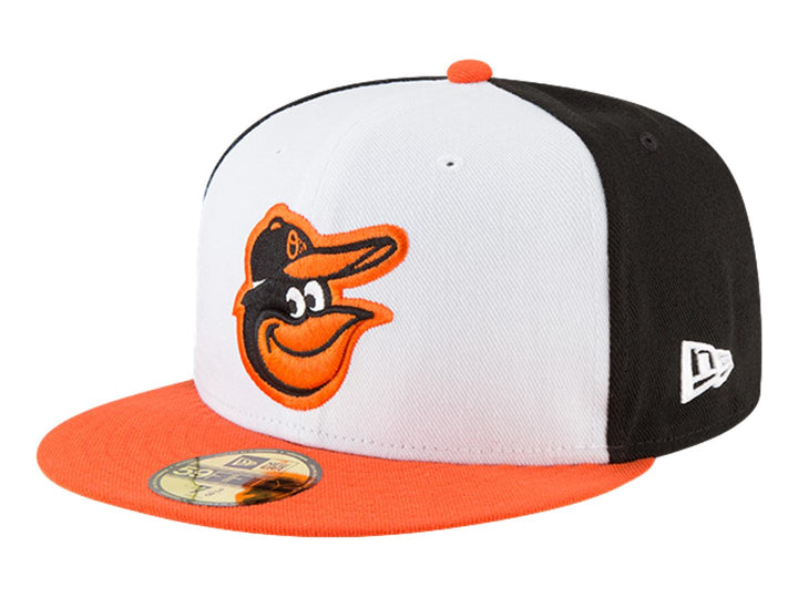 Gorra de béisbol New Era tricolor en blanco, negro y naranja con logo de los Baltimore Orioles.