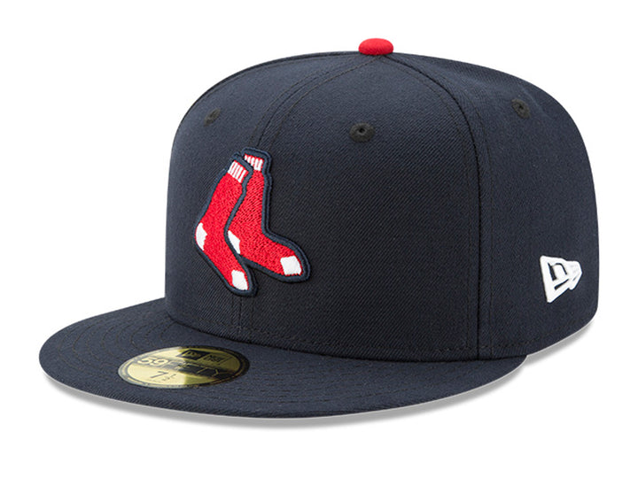 Gorra de béisbol New Era color obsidian con logo de calcetines rojos bordado al frente y visera plana.