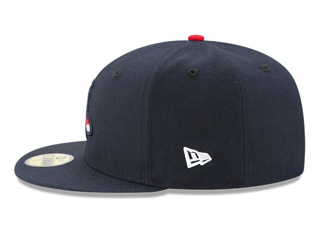 Gorra de béisbol New Era color obsidian con logo de calcetines rojos bordado al frente y visera plana.