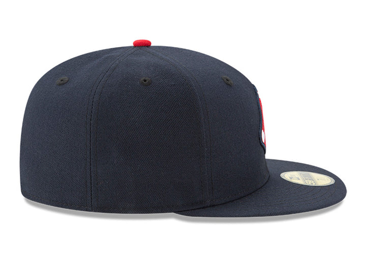Gorra de béisbol New Era color obsidian con logo de calcetines rojos bordado al frente y visera plana.