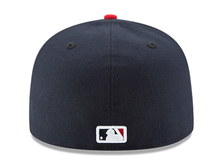 Gorra de béisbol New Era color obsidian con logo de calcetines rojos bordado al frente y visera plana.