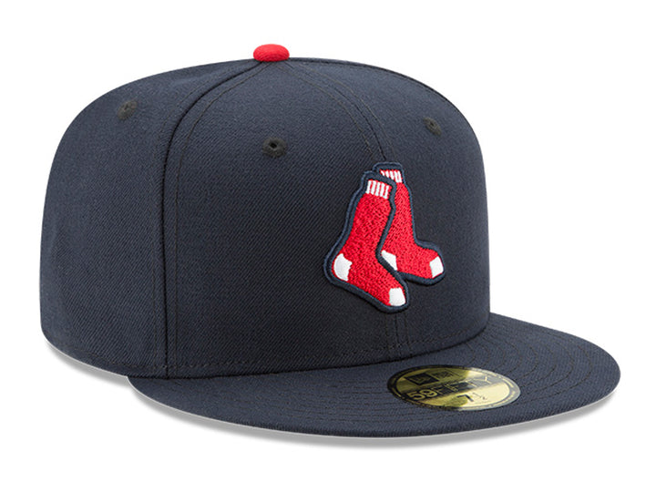 Gorra de béisbol New Era color obsidian con logo de calcetines rojos bordado al frente y visera plana.