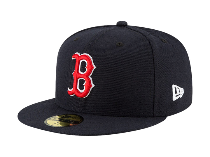 Gorra de béisbol New Era color obsidian con logotipo bordado en rojo y blanco.