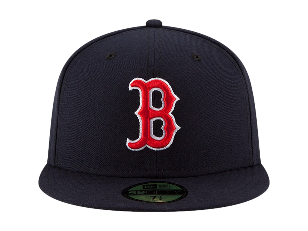 Gorra de béisbol New Era color obsidian con logotipo bordado en rojo y blanco.