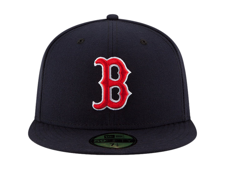 Gorra de béisbol New Era color obsidian con logotipo bordado en rojo y blanco.