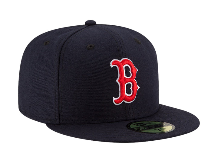 Gorra de béisbol New Era color obsidian con logotipo bordado en rojo y blanco.