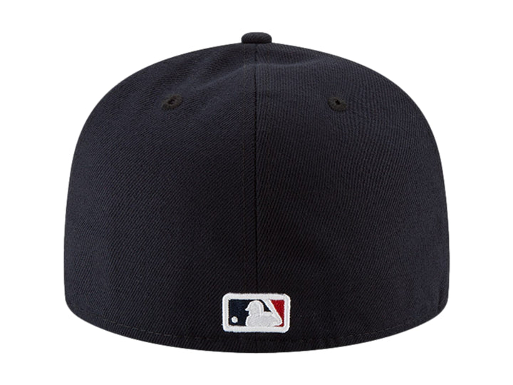 Gorra de béisbol New Era color obsidian con logotipo bordado en rojo y blanco.