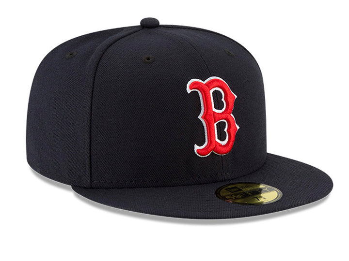 Gorra de béisbol New Era color obsidian con logotipo bordado en rojo y blanco.