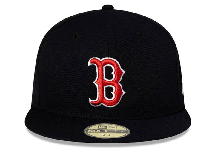 Gorra de béisbol New Era color obsidian con logotipo bordado en rojo y blanco.