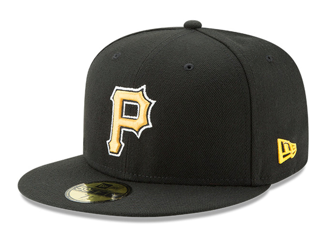 Gorra de béisbol New Era color negro con visera plana y logotipo bordado en amarillo.