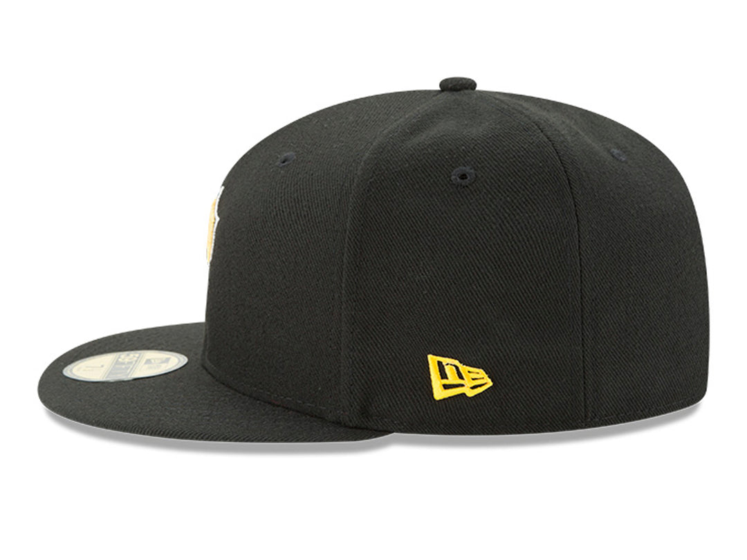 Gorra de béisbol New Era color negro con visera plana y logotipo bordado en amarillo.