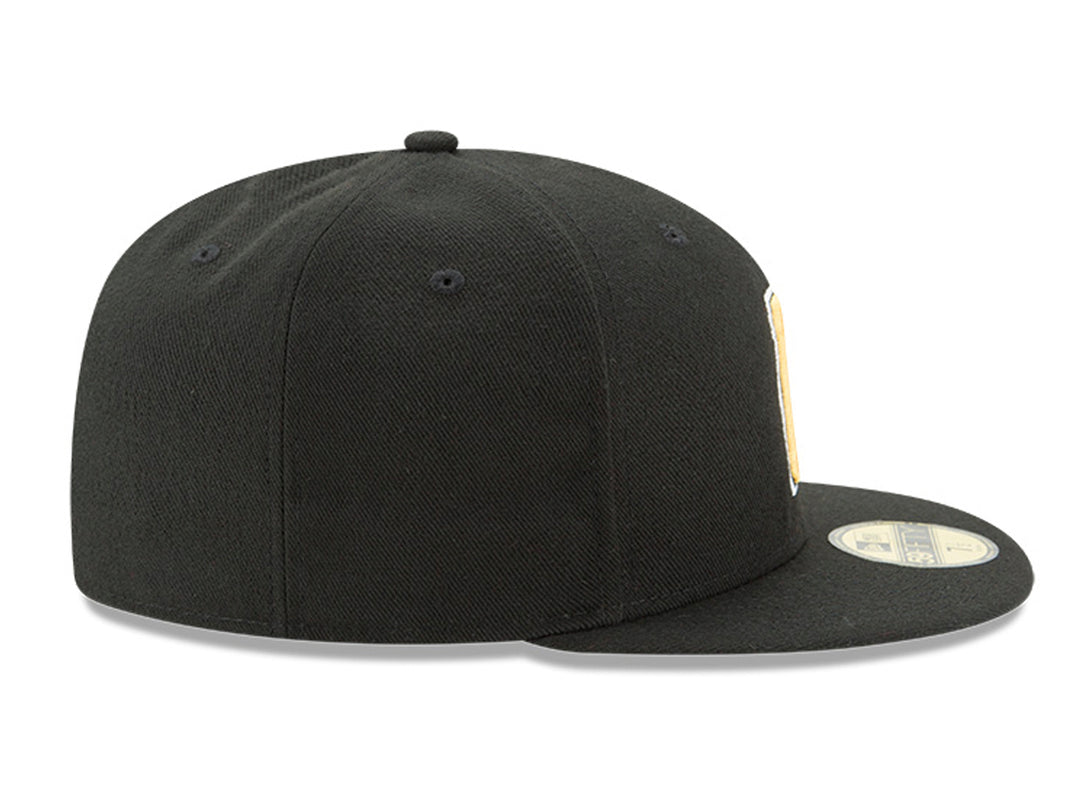 Gorra de béisbol New Era color negro con visera plana y logotipo bordado en amarillo.