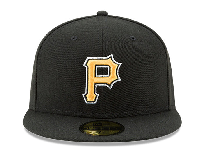 Gorra de béisbol New Era color negro con visera plana y logotipo bordado en amarillo.