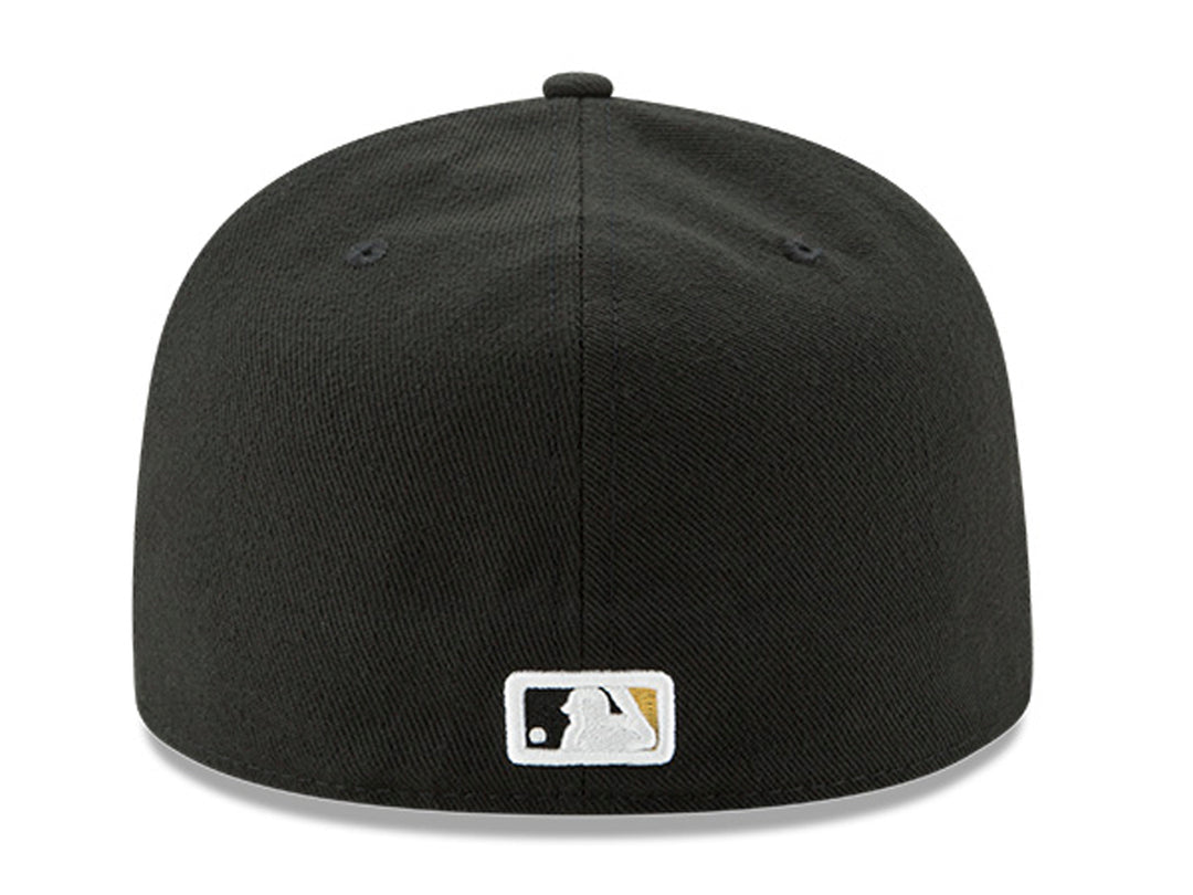 Gorra de béisbol New Era color negro con visera plana y logotipo bordado en amarillo.
