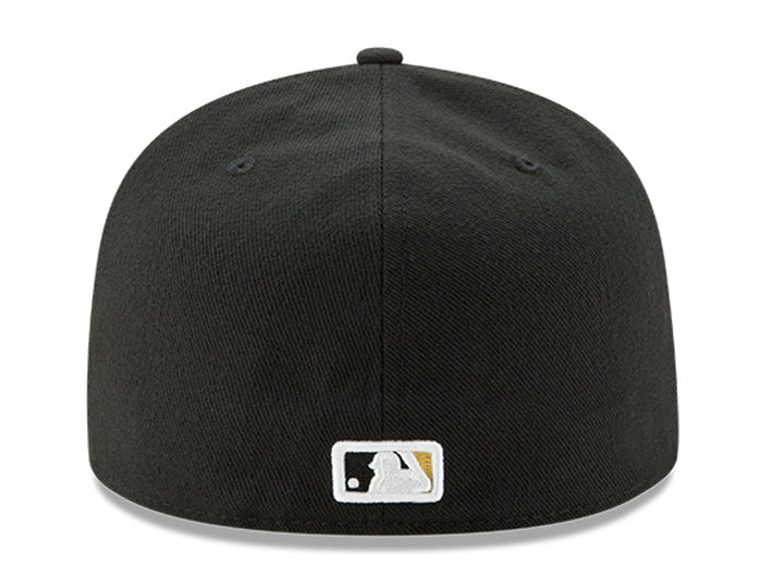 Gorra de béisbol New Era color negro con visera plana y logotipo bordado en amarillo.