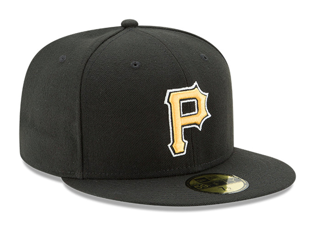 Gorra de béisbol New Era color negro con visera plana y logotipo bordado en amarillo.