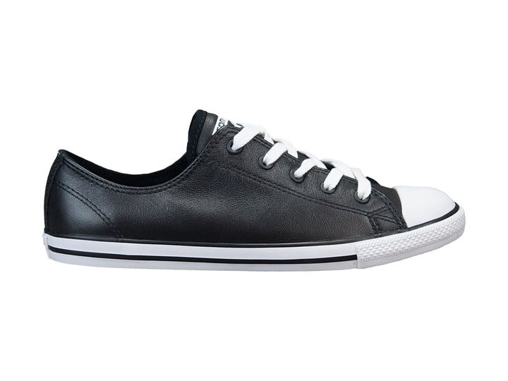 Tenis Converse modelo Dainty Ox en color negro con cordones y suela blanca, diseño casual de corte bajo.