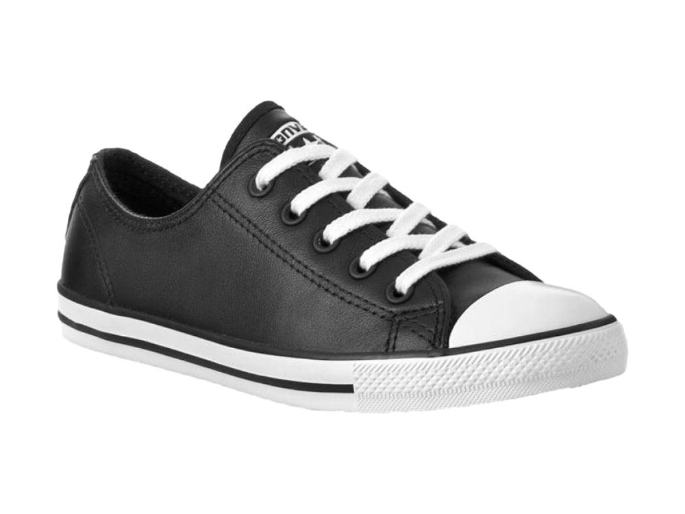 Tenis Converse modelo Dainty Ox en color negro con cordones y suela blanca, diseño casual de corte bajo.