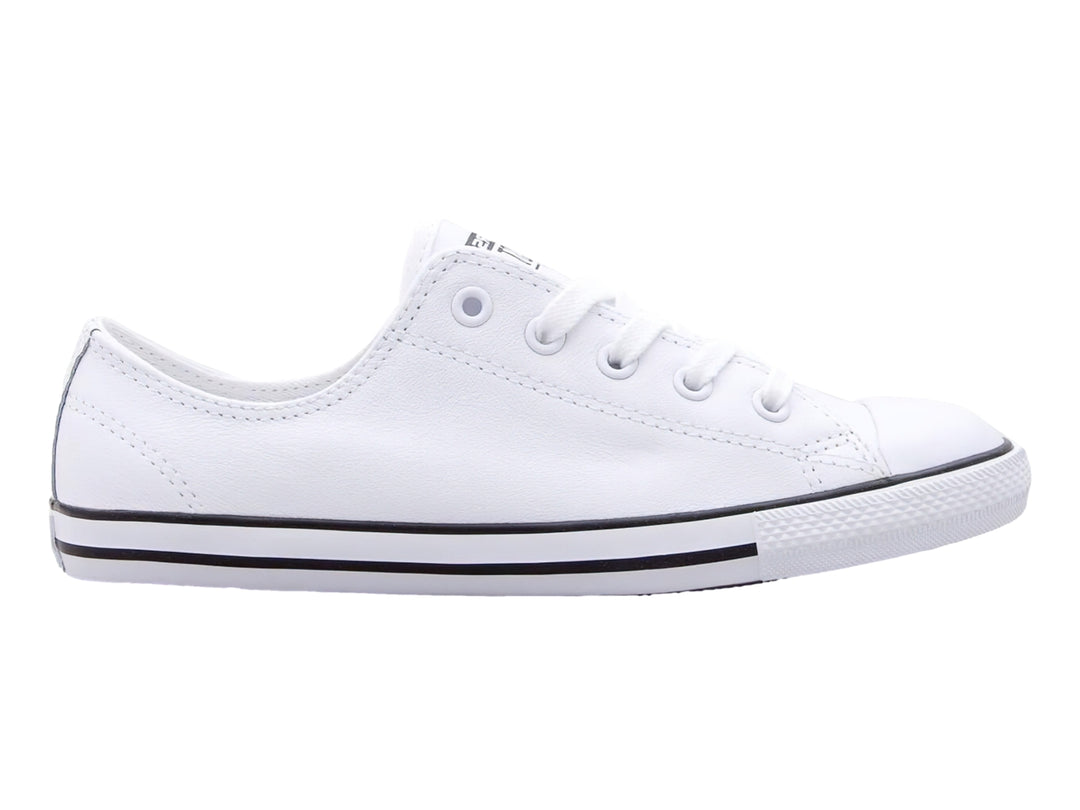 Tenis Converse blancos de corte bajo con suela blanca y una línea negra delgada, estilo casual.